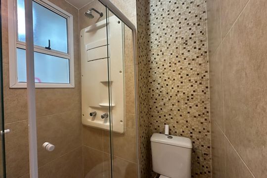 Banheiro de apartamento à venda com 2 quartos, 68m² em Jardim Tupanci, Barueri