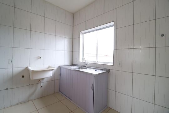 Cozinha de apartamento para alugar com 2 quartos, 45m² em Jardim Ipanema, Uberlândia