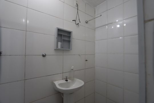 Banheiro de casa para alugar com 1 quarto, 45m² em Jardim Santa Teresinha, São Paulo