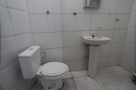 Banheiro de casa para alugar com 1 quarto, 45m² em Jardim Santa Teresinha, São Paulo