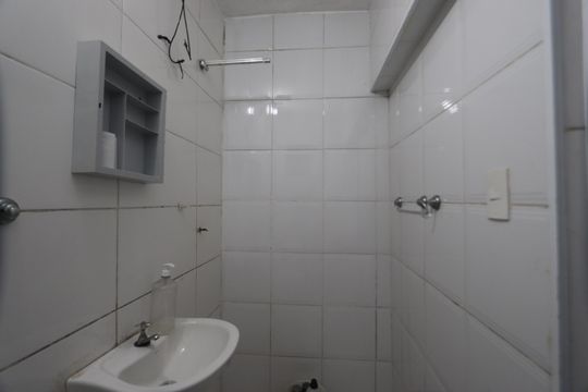 Banheiro de casa para alugar com 1 quarto, 45m² em Jardim Santa Teresinha, São Paulo