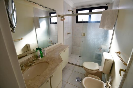 Banheiro Suíte de apartamento à venda com 3 quartos, 380m² em Cambuí, Campinas