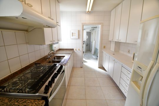 Cozinha de apartamento à venda com 3 quartos, 380m² em Cambuí, Campinas