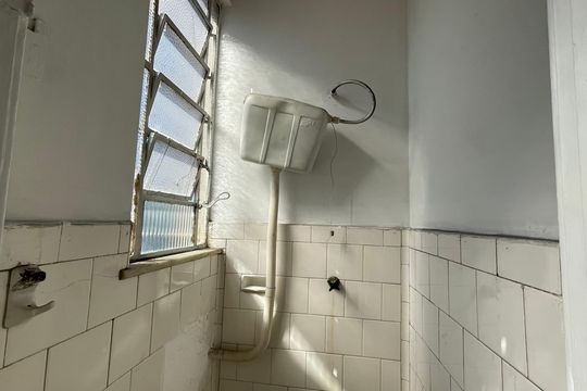 Banheiro de serviço de apartamento à venda com 2 quartos, 80m² em Jardim Guanabara, Rio de Janeiro