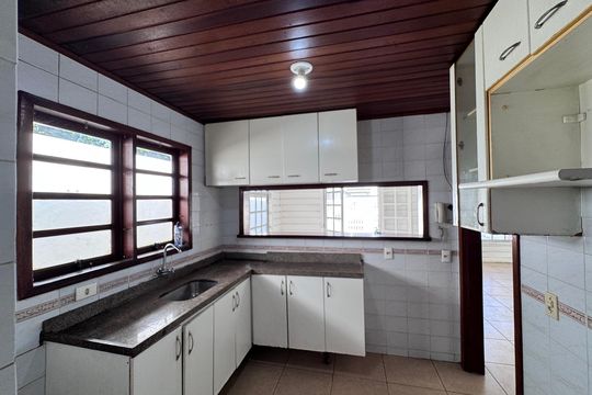 Cozinha de casa de condomínio para alugar com 3 quartos, 150m² em Ciro Aranha, Rio de Janeiro