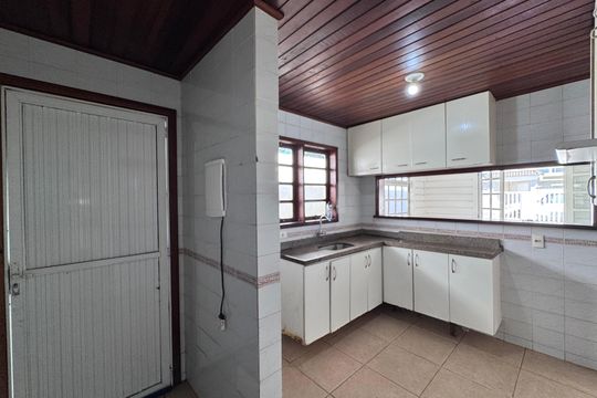 Cozinha de casa de condomínio para alugar com 3 quartos, 150m² em Ciro Aranha, Rio de Janeiro