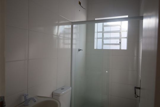 Banheiro social de casa para alugar com 2 quartos, 100m² em Jardim Cruzeiro, São Paulo