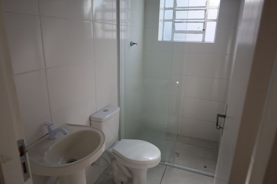 Banheiro social de casa para alugar com 2 quartos, 100m² em Jardim Cruzeiro, São Paulo