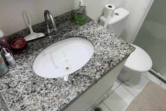 Banheiro da Suíte de apartamento para alugar com 1 quarto, 50m² em Vila Matias, Santos