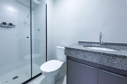 Banheiro social de apartamento para alugar com 1 quarto, 24m² em Pinheiros, São Paulo