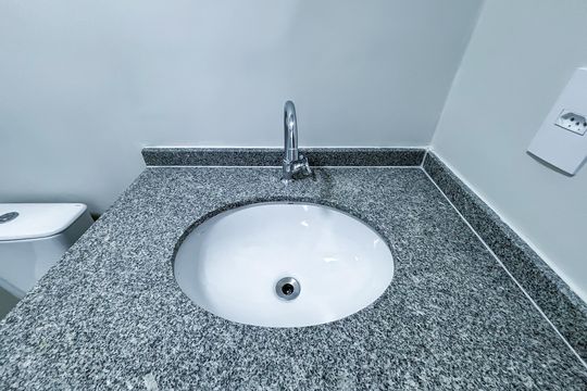 Banheiro social de apartamento para alugar com 1 quarto, 24m² em Pinheiros, São Paulo