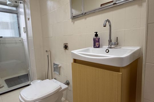 Banheiro de apartamento para alugar com 1 quarto, 50m² em Ponta da Praia, Santos