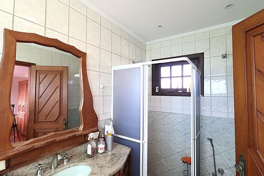 Banheiro da Suíte de casa à venda com 3 quartos, 115m² em Costa E Silva, Porto Alegre