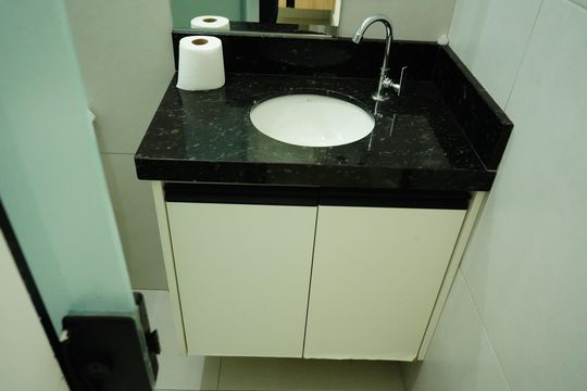 Banheiro de kitnet/studio para alugar com 1 quarto, 24m² em Chácara Santo Antônio (zona Leste), São Paulo