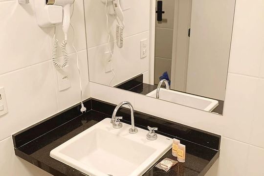 Banheiro de kitnet/studio para alugar com 1 quarto, 26m² em Perdizes, São Paulo