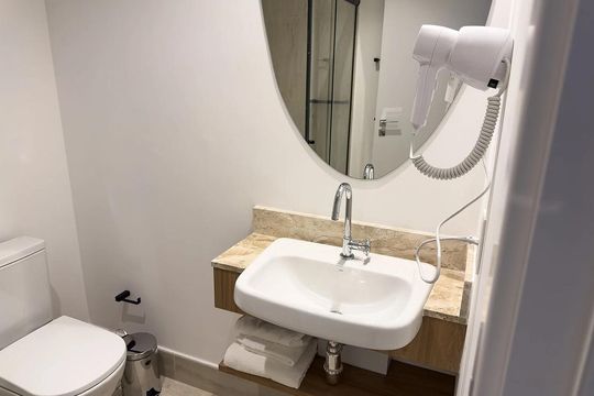 Banheiro de apartamento à venda com 1 quarto, 26m² em Santo Amaro, São Paulo