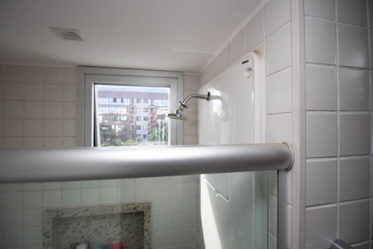 Banheiro da Suíte de apartamento à venda com 1 quarto, 39m² em Setor Noroeste, Brasília
