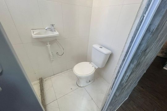 Banheiro de kitnet/studio para alugar com 1 quarto, 25m² em Quintino Bocaiúva, Rio de Janeiro