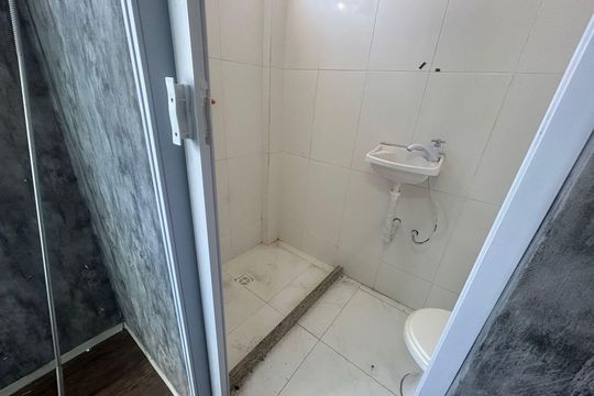 Banheiro de kitnet/studio para alugar com 1 quarto, 25m² em Quintino Bocaiúva, Rio de Janeiro
