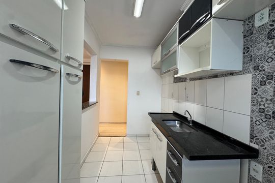 Cozinha de apartamento para alugar com 2 quartos, 55m² em Jardim Roberto, Osasco