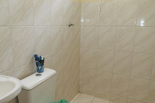 Banheiro de apartamento para alugar com 2 quartos, 49m² em Santa Cruz, Rio de Janeiro