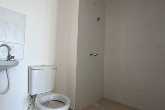 Banheiro de apartamento à venda com 2 quartos, 45m² em Várzea de Baixo, São Paulo