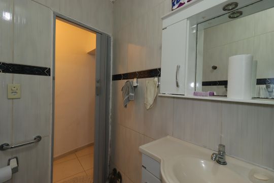 Banheiro da Casa 1 de casa para alugar com 3 quartos, 340m² em Jardim Santo André, Santo André