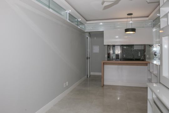 Sala e Sacada de apartamento à venda com 2 quartos, 63m² em Vila Romana, São Paulo