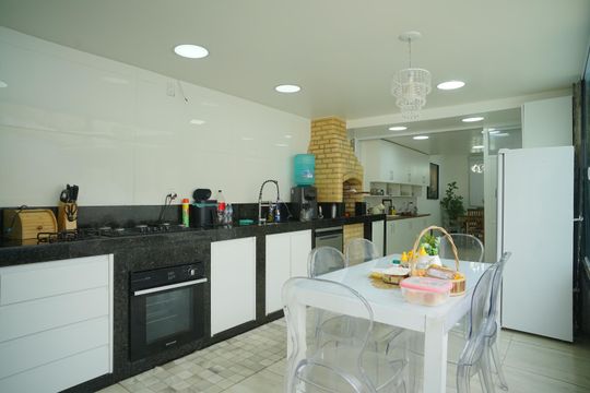 Cozinha de casa para alugar com 3 quartos, 360m² em Santa Paula, Maricá