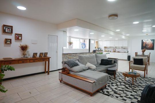 Sala de casa para alugar com 3 quartos, 360m² em Santa Paula, Maricá