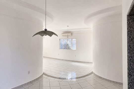 Sala de casa para alugar com 3 quartos, 432m² em Cidade Jardim, Uberlândia
