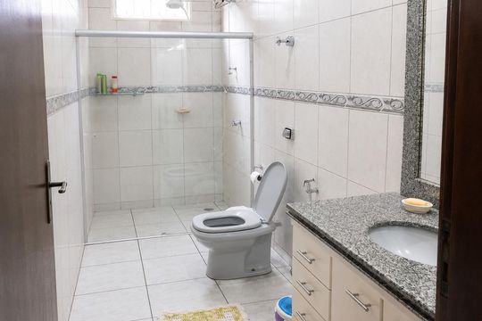 Banheiro de casa para alugar com 3 quartos, 432m² em Cidade Jardim, Uberlândia