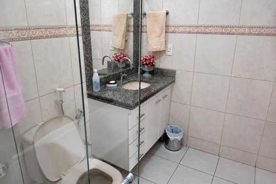 Banheiro social de casa para alugar com 3 quartos, 432m² em Cidade Jardim, Uberlândia