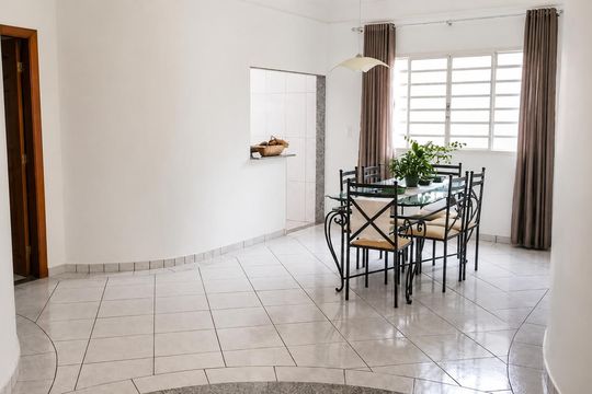 Sala de casa para alugar com 3 quartos, 432m² em Cidade Jardim, Uberlândia