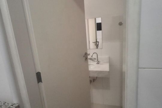 Banheiro de kitnet/studio para alugar com 1 quarto, 23m² em Brás, São Paulo