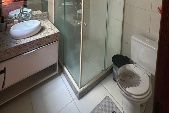 Banheiro social de casa de condomínio para alugar com 3 quartos, 100m² em Arsenal, São Gonçalo