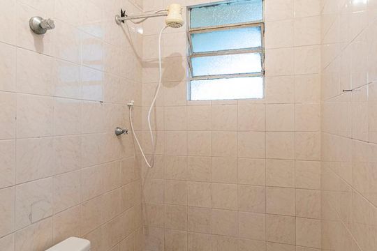 Banheiro de kitnet/studio para alugar com 1 quarto, 35m² em Irajá, Rio de Janeiro
