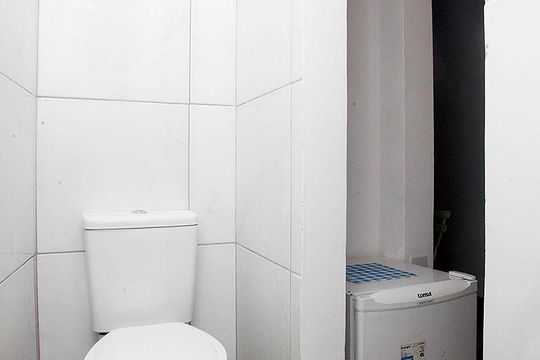 Banheiro de kitnet/studio para alugar com 1 quarto, 18m² em Centro Histórico, Porto Alegre
