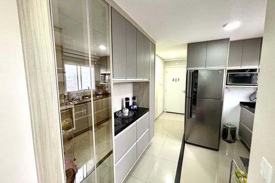 Cozinha de apartamento à venda com 2 quartos, 107m² em Vila Guilhermina, São Paulo