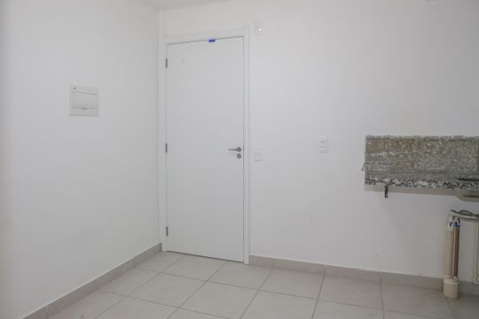 Sala e Sacada de apartamento para alugar com 2 quartos, 34m² em Parque Industrial Tomas Edson, São Paulo