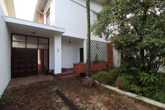 Fachada de casa para alugar com 5 quartos, 320m² em Indianópolis, São Paulo