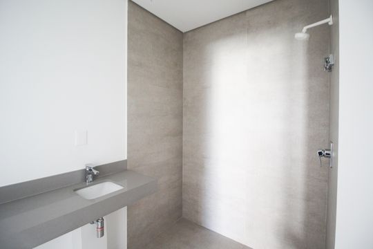 Banheiro da Suíte 1 de apartamento à venda com 2 quartos, 137m² em Itaim Bibi, São Paulo