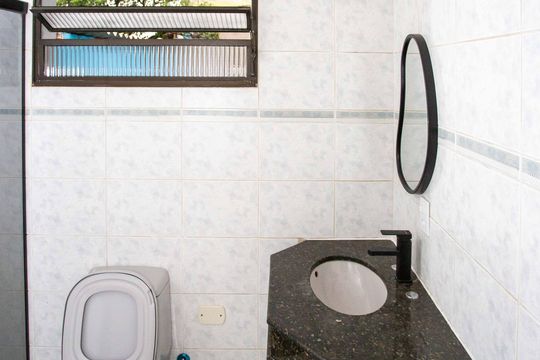Banheiro de casa para alugar com 3 quartos, 170m² em Vila Maria Leonor, Diadema