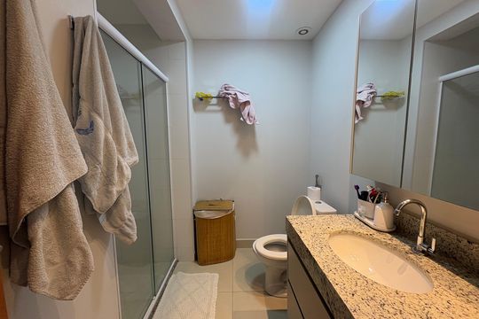 Banheiro da Suíte 2 de apartamento à venda com 3 quartos, 100m² em Setor Bueno, Goiânia