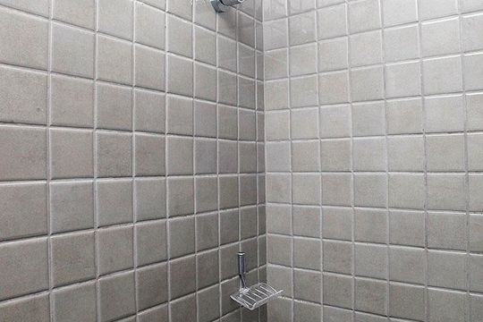 Banheiro de kitnet/studio à venda com 1 quarto, 30m² em Centro Histórico, Porto Alegre