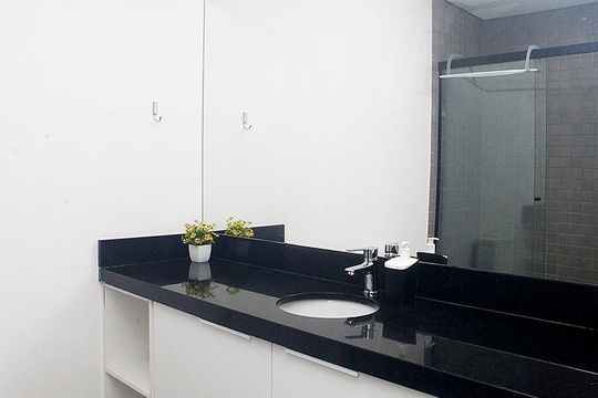 Banheiro de kitnet/studio à venda com 1 quarto, 30m² em Centro Histórico, Porto Alegre