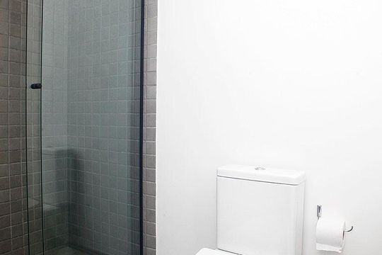 Banheiro de kitnet/studio à venda com 1 quarto, 30m² em Centro Histórico, Porto Alegre
