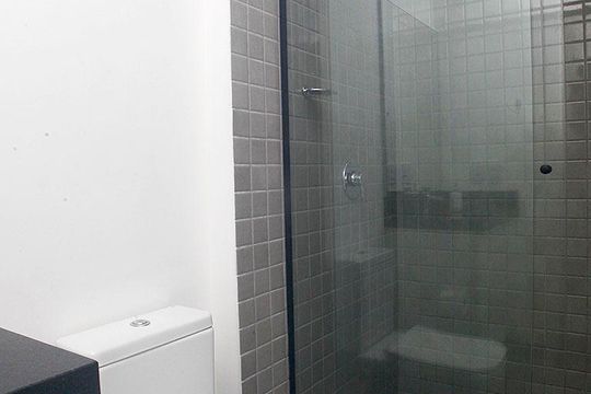 Banheiro de kitnet/studio à venda com 1 quarto, 20m² em Centro Histórico, Porto Alegre