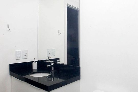 Banheiro de kitnet/studio à venda com 1 quarto, 20m² em Centro Histórico, Porto Alegre