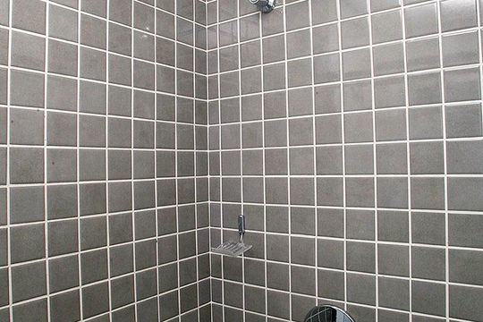 Banheiro de kitnet/studio à venda com 1 quarto, 23m² em Centro Histórico, Porto Alegre